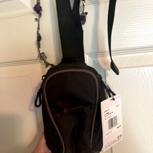 Nike Sportswear Essentials Crossbody bag in black.